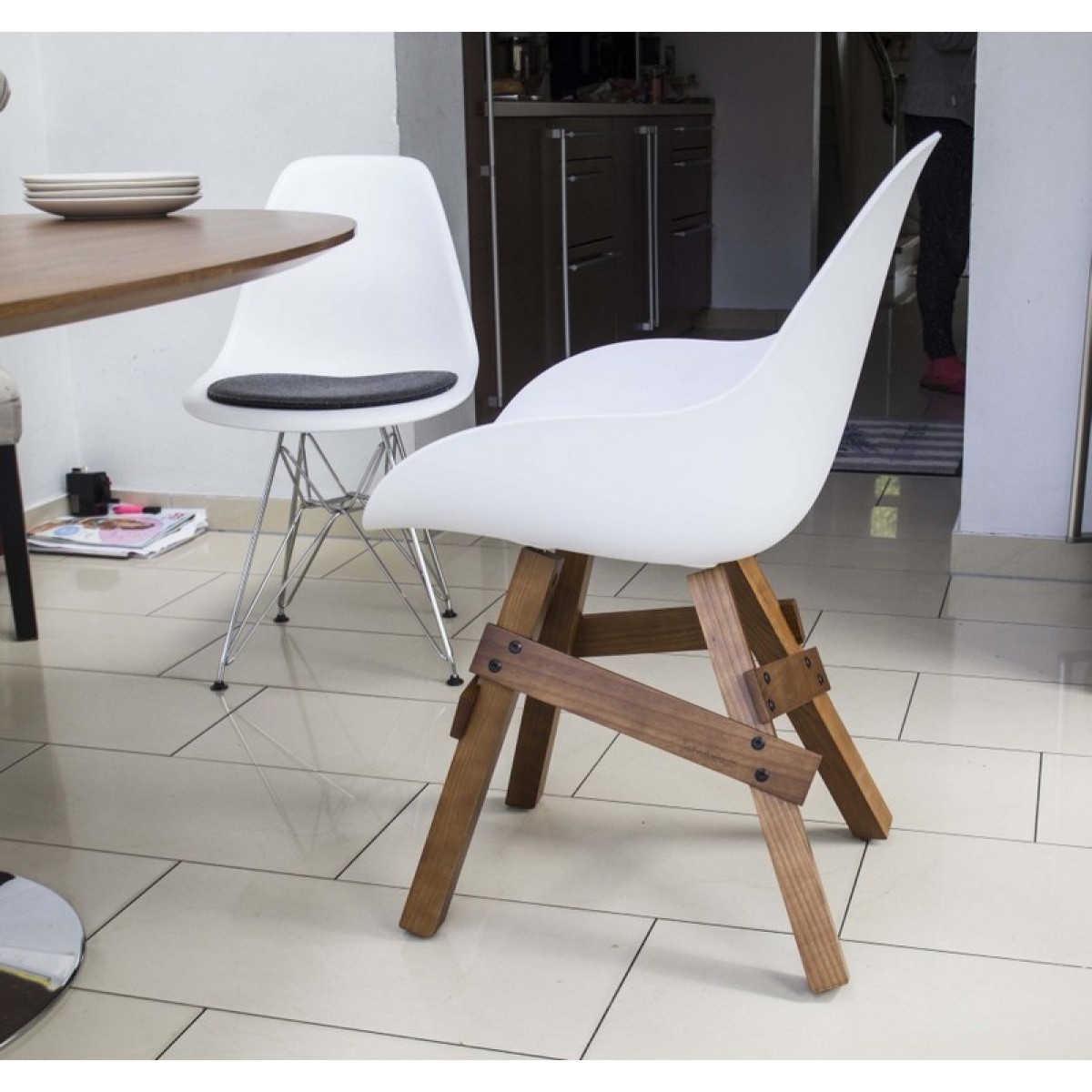 Design Stuhl mit Armlehne weiß, Gestell aus Massivholz, Sitzhöhe 46 cm - Stühle & Hocker - Möbel ...