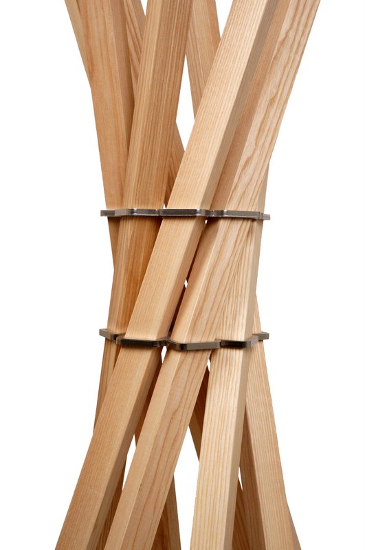 Garderobenständer aus Holz massiv und Edelstahl, moderne Garderobe, Farbe Esche-Natur, Ø 65 cm