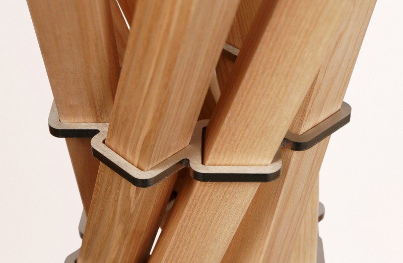 Garderobenständer aus Holz massiv und Edelstahl, moderne Garderobe, Farbe Esche-Natur, Ø 65 cm