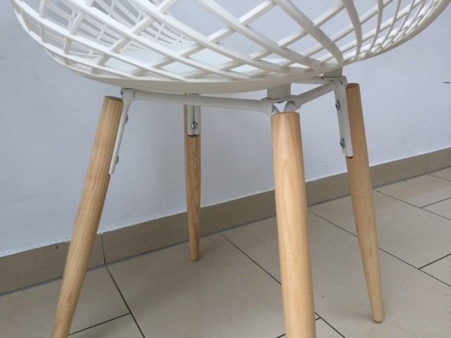Stuhl weiß, Stuhl weiß mit Naturholz-Stuhlbeinen