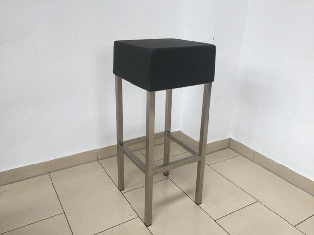 Barhocker schwarz-chrome, Tresenhocker gepolstert schwarz, Sitzhöhe 65 cm 