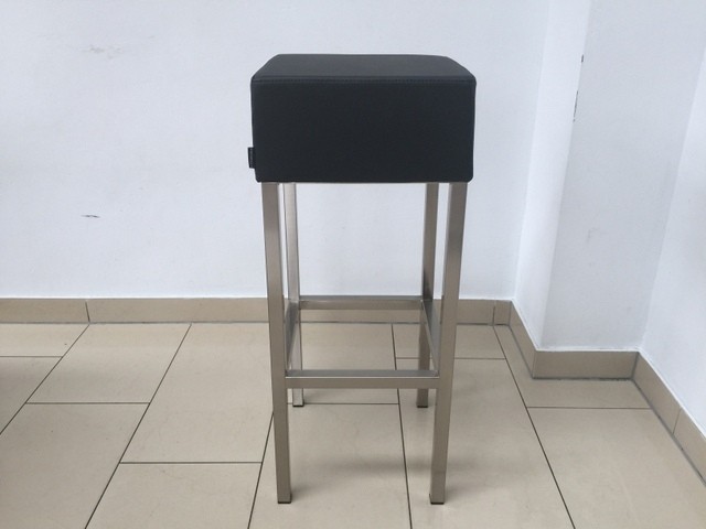 Barhocker schwarz-chrome, Tresenhocker gepolstert schwarz, Sitzhöhe 65 cm 