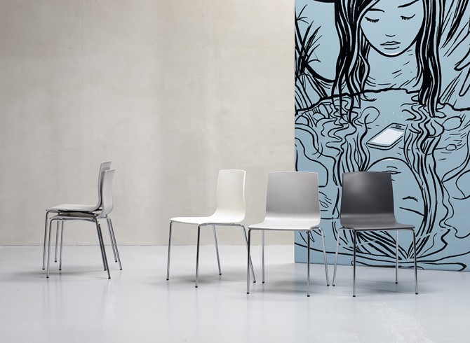 Design Stuhl, Farbe taubengrau, stapelbar