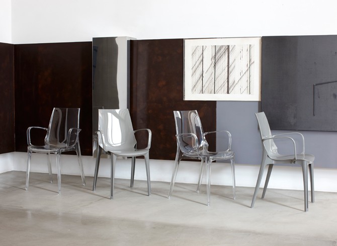 Design Stuhl, transparent grau, stapelbar, recycelbarer Kunststoff 