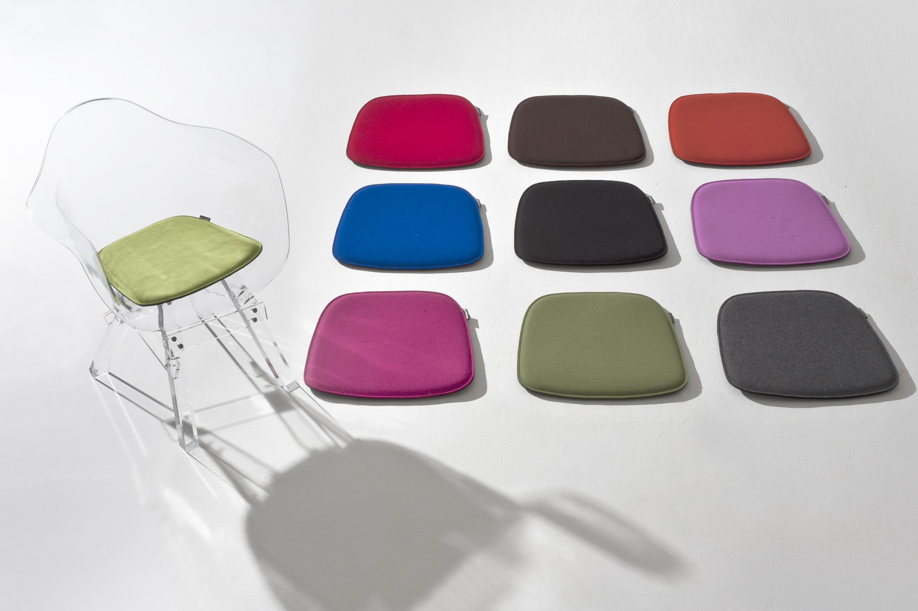 Design Stuhl mit Armlehne in vier Farben