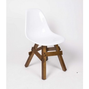 Design Stuhl weiße Sitzschale, Gestell aus Massivholz, Sitzhöhe 46 cm